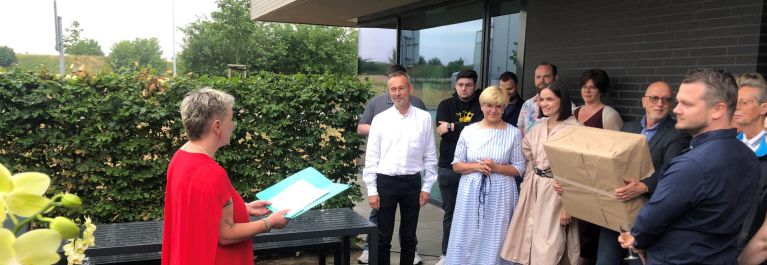 Feier vor dem Firmengebäude von abacus während der Ansprache