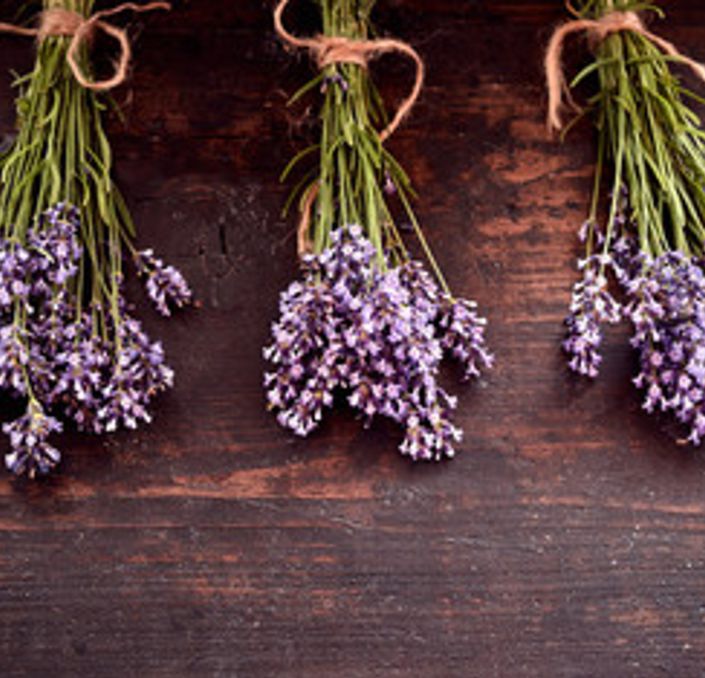 drei Lavendelbündel auf dem Tisch