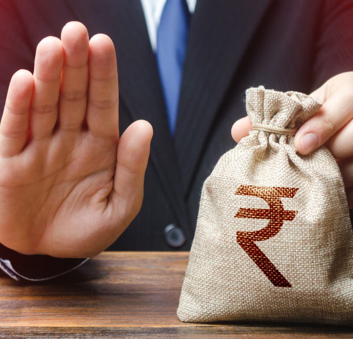 Eine abweisende Hand für ein Geschäft eines Unternehmers, was für Sanktionsprüfung steht