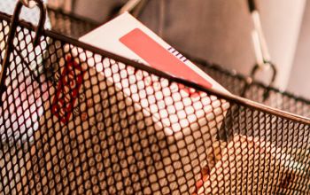 Einkaufskorb mit Artikeln