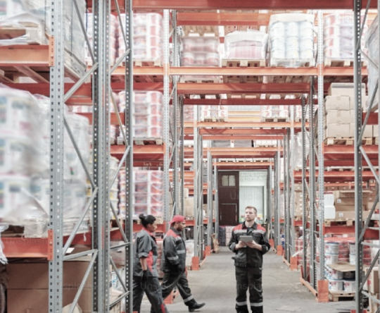 Mann in einer Lagerhalle